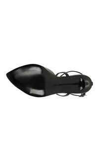 Scarpa nera con tacco alto, punta affusolata, superficie in pelle lucida liscia, sottile cinturino e suola con grip decorato.