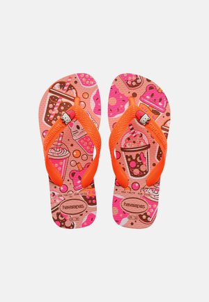 Børne-flipflops med lyse orange stropper og en pink sål dekoreret med farverige illustrationer af drikkevarer og bjørne.
