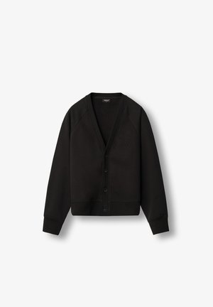 Čierny kardigán vyrobený z mäkkého materiálu, s výstrihom do V, raglánovými rukávmi, predným zapínaním na gombíky a širokými manžetami a spodným lemom. Minimálne logo.