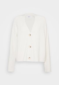 Witte gebreide cardigan met een V-hals, voorzien van vier grote beige knopen en een geribbelde textuur, lange mouwen en een relaxte pasvorm.