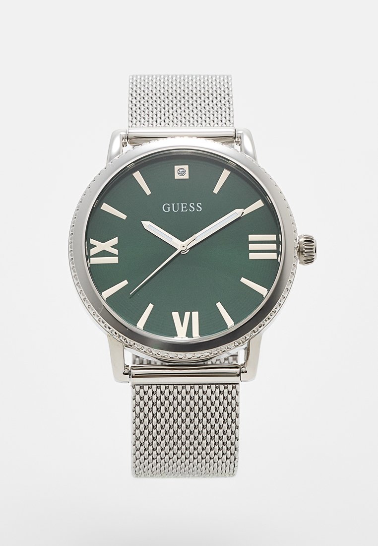 Herren-GUESS-Armbanduhr mit grünem Zifferblatt, silbernem Mesh-Armband, silbernen römischen Ziffern und minimalistischen Stunden-, Minuten- und Sekundenzeigern.