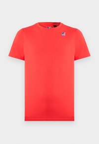 Κόκκινο t-shirt με σ τρογγυλή λαιμόκοψη και κοντά μανίκια, με μικρό μπλε και λευκό λογότυπο K-Way στο πάνω αριστερό μέρος του στήθους.