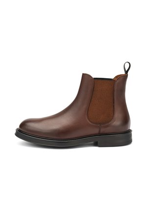 Botas Chelsea de cuero marrón con paneles laterales elásticos, punta redondeada y tirador. Textura suave con un panel de tela en contraste.
