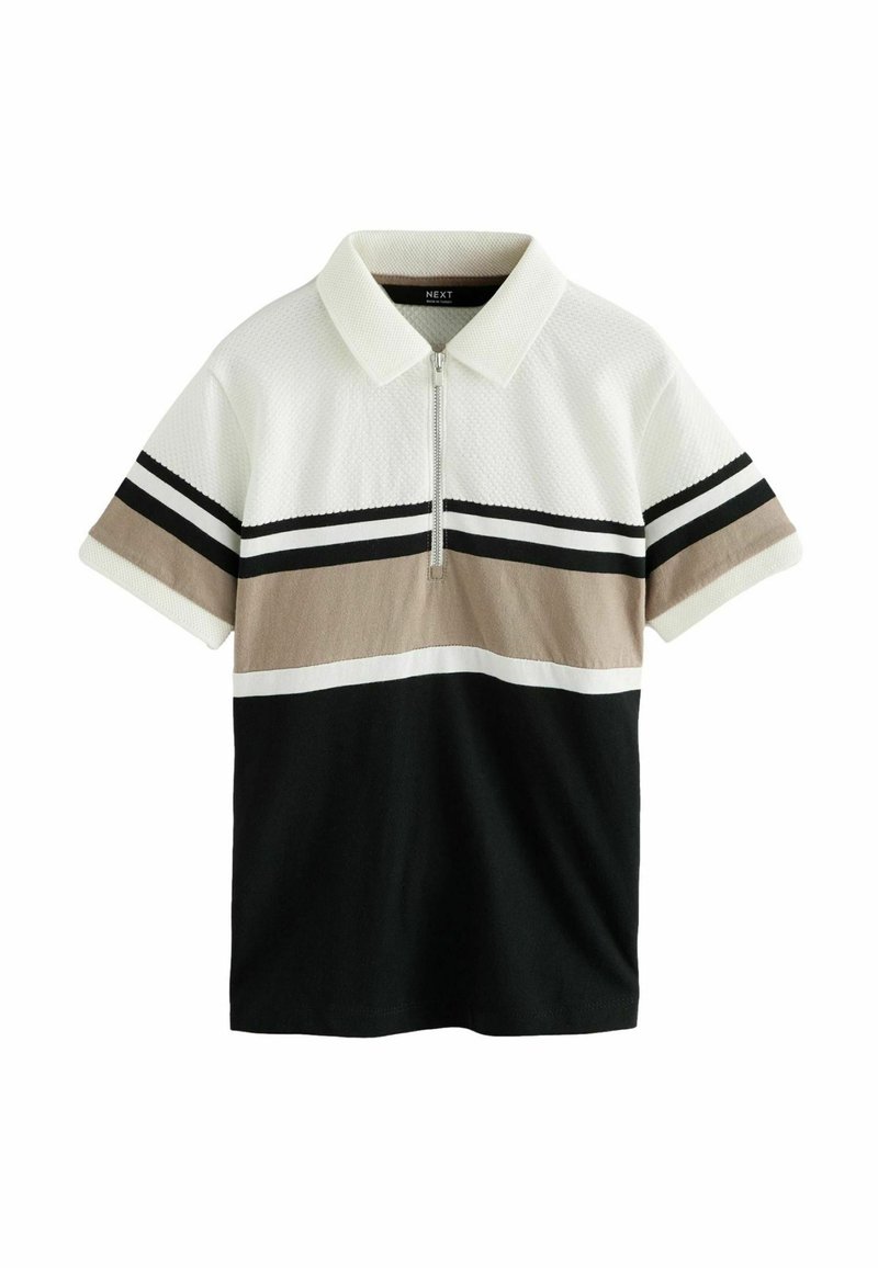 Polo en blanc, beige et noir. Présente un col zippé, des manches courtes et des rayures horizontales de différentes largeurs et couleurs. Tissu texturé.