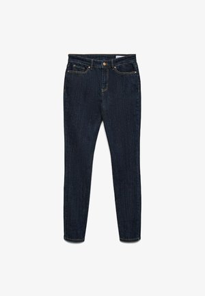 Granatowe, dopasowane dżinsy z denimu z pięcioma kieszeniami, zapięciem na guziki i widocznymi szwami, prezentowane na białym tle.