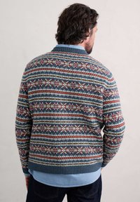 Graublauer, gemusterter Strickpullover mit horizontalen Streifen in Rot, Grün und Creme sowie einem gerippten Saum und Kragen.