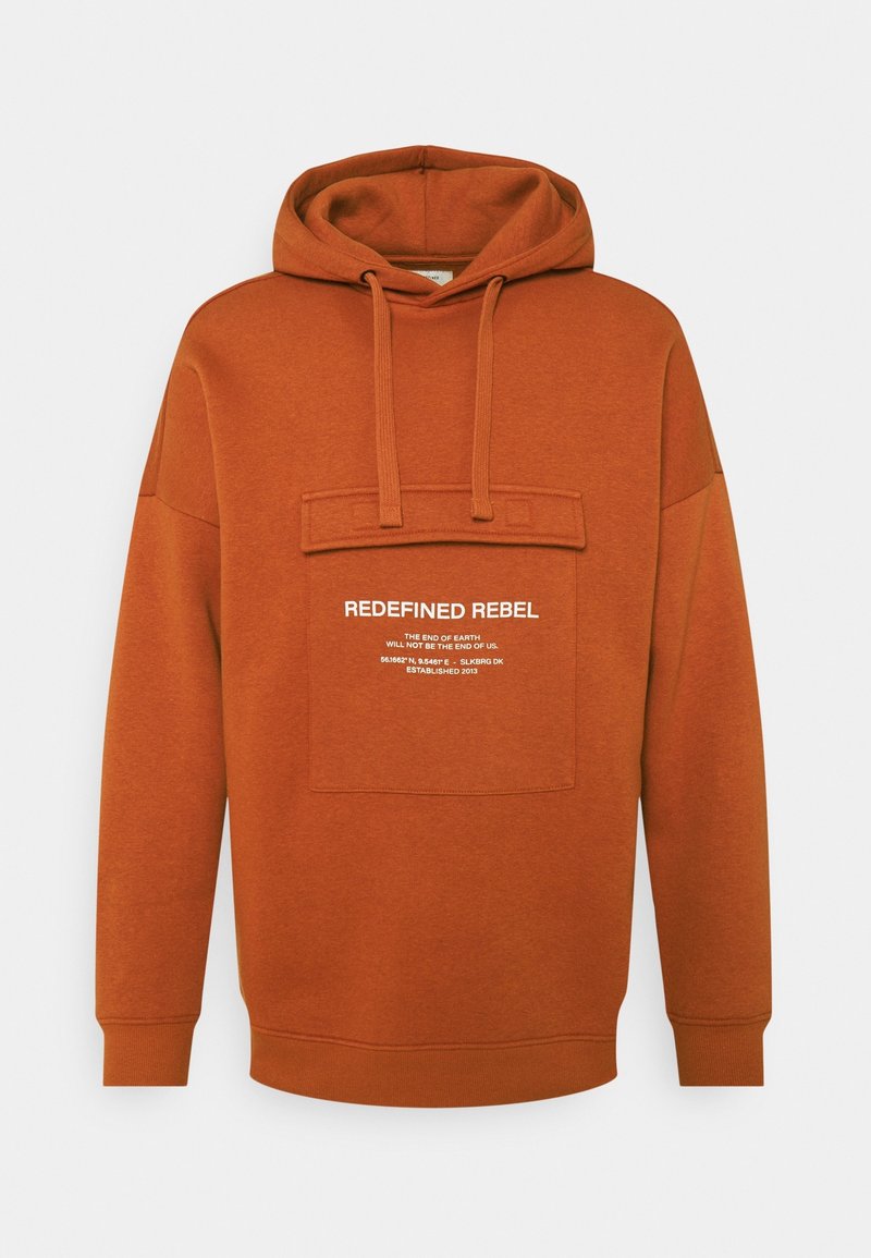 Oranžová mikina s kapucí a přední kapsou, s bílým potiskem. Látka vypadá měkce, volný střih a žebrované manžety.