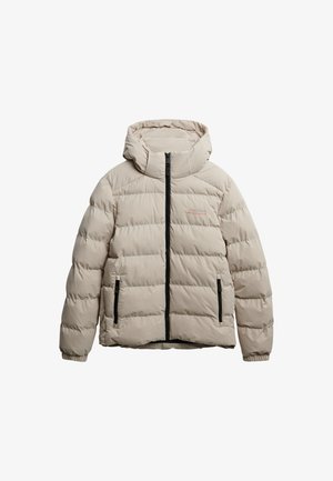 Chaqueta de plumas beige con capucha, que cuenta con un cierre delantero, acentos negros, textura acolchada y dos bolsillos laterales.