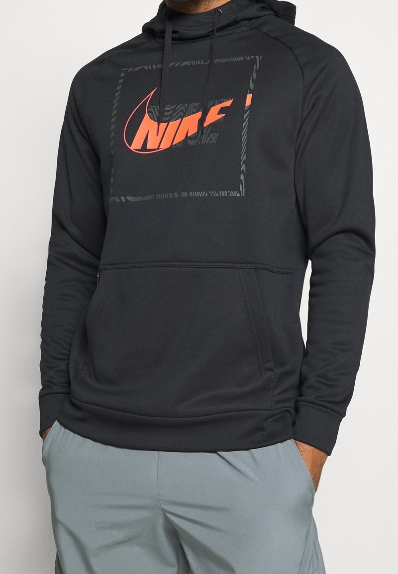 Felpa nera con tasca a marsupio, caratterizzata da un prominente logo Nike rosso in un design rettangolare. Texture liscia, dettagli con cappuccio regolabile.