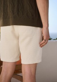 Next REGULAR FIT - DRAWSTRING WAIST ZIG-ZAG PATTERN - Short - ecru