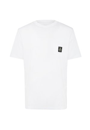 Witte katoenen t-shirt met een ronde hals en korte mouwen. Bijzonder detail is een klein zwart logo-opdruk op de linkerkant van de borstzak.