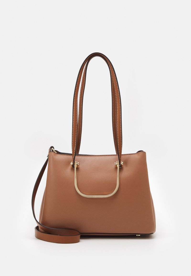 Sac à main en cuir marron avec double anse d'épaule, accent métallique doré à l'avant et bandoulière réglable, présenté sur un fond blanc.
