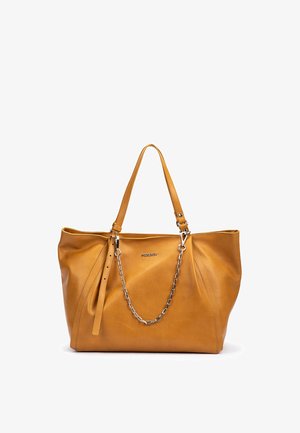 Bolso tote de cuero color bronce con dos correas para el hombro, acento de cadena plateada y logo de la marca sutil en el frente.