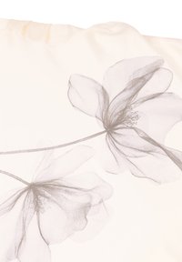Zachte crèmekleurige stof met delicate, doorzichtige grijze bloemafdrukken waarbij de bloemblaadjes en meeldraden zichtbaar zijn.