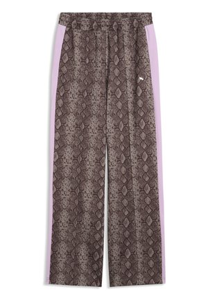Brune bukser med slangeskinds-mønster, brede lavendel side striber og elastisk taljebånd, lagt fladt på en hvid baggrund.