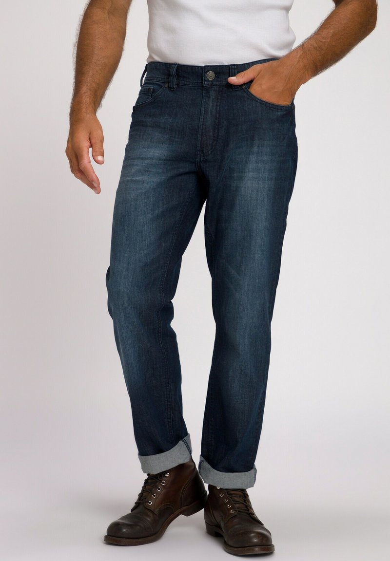 Jeans de mezclilla azul oscuro con un diseño de pierna recta, que cuentan con un cierre de botón y cremallera, bolsillos laterales y puños enrollados.