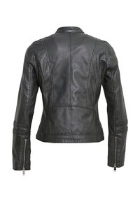 Czarna skórzana kurtka o dopasowanym kroju, z wysokim kołnierzem, detalami szwów i zamkami na mankietach. Teksturowane wykończenie i krótka długość.