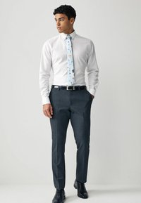 Next REGULAR FIT - Formálna košeľa - white light blue floral