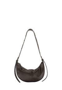 Borsa a spalla in pelle marrone con forma arrotondata, tracolla regolabile con dettagli in tono oro e chiusura con zip. Texture liscia.