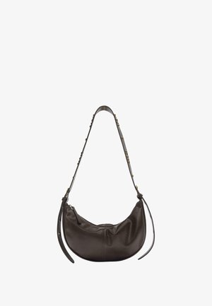 Braune Leder-Schultertasche mit geschwungener Form, verstellbarem Riemen mit goldfarbenen Akzenten und Reißverschluss. Glatte Textur.