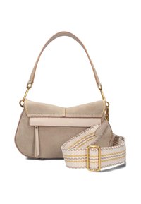 Beige suède handtas met een minimalistisch ontwerp, voorzien van leren afwerking, gouden hardware en een gevlochten schouderband met crème en gouden strepen.