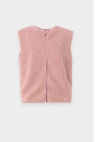 Vesta fără mâneci, de culoare roz, realizată dintr-un fleece moale și texturat, având un fermoar central și un gât rotunjit.