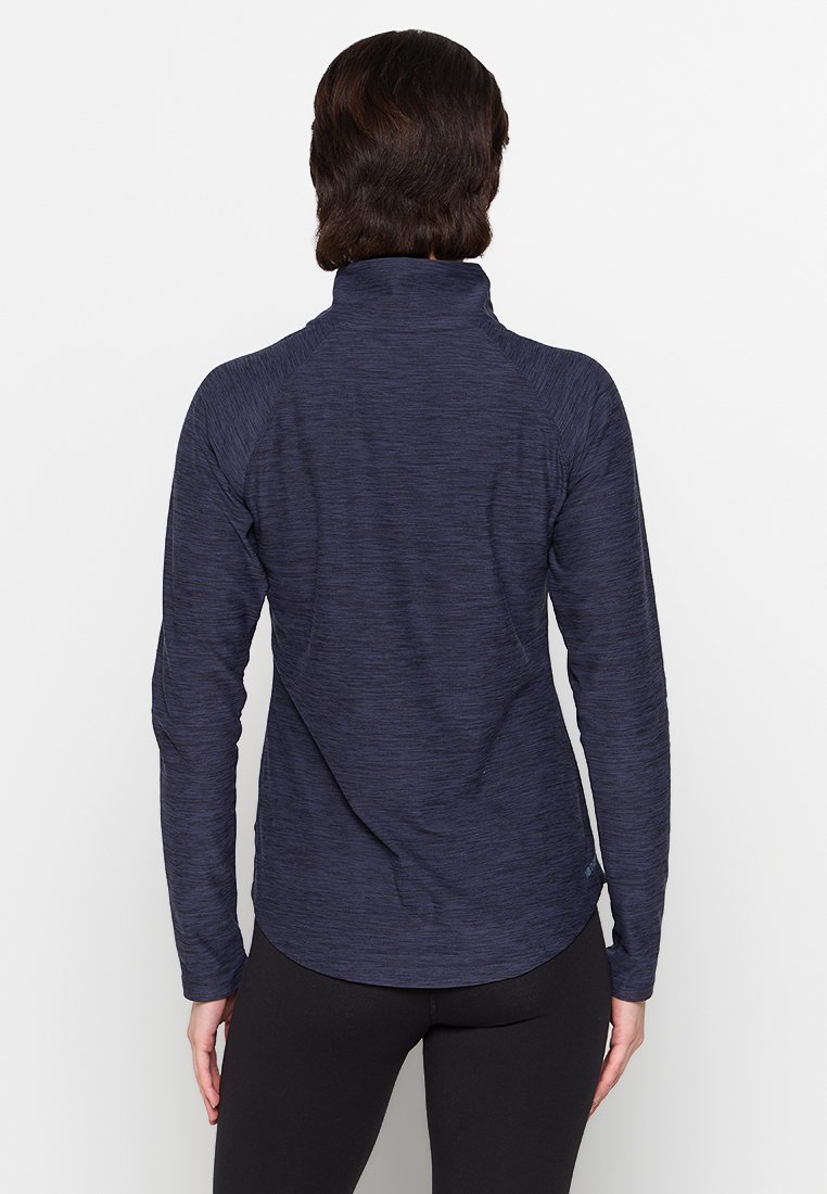 Sudadera de manga larga en color navy con cuello alto, tela texturizada y un diseño ajustado con mangas raglán y dobladillo curvado.