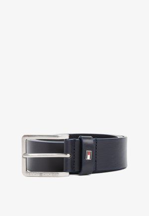 Ceinture en cuir marine avec une boucle en métal argenté. Présente un logo en relief et un design cousu, offrant une apparence élégante et structurée.