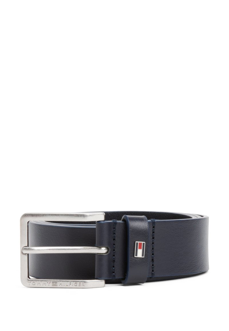Marineblauster Gürtel aus Leder mit einer silbernen Metallschnalle. Verfügt über ein geprägtes Logo und ein genähtes Design, das ein elegantes und strukturiertes Erscheinungsbild bietet.