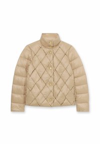 Beżowa pikowana kurtka puchowa z wysokim kołnierzem, widocznymi złotymi zatrzaskami i gładką, lekko błyszczącą fakturą.