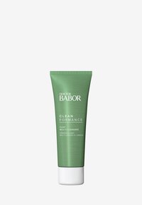 Groene tube met een matte afwerking, gemarkeerd "Doctor Babor Clean Formance Clay Multi-Cleanser." Witte tekst, cilindervorm, met een flip-top dop.