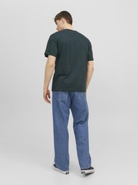 Jack & Jones JORVESTERBRO CREW NECK - Marškinėliai su spaudiniu - magical forest