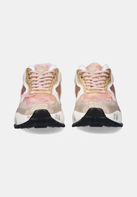 Un par de zapatillas chunky en beige, rosa y blanco con detalles texturizados, acentos dorados y suelas de goma negra vistas desde el frente.