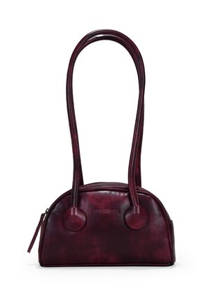 Bolso de mano de piel burdeos con forma curva, dos asas cortas, detalles redondeados y cierre de cremallera. Textura suave con un brillo sutil.