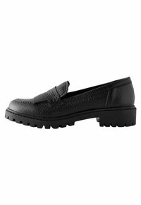 Crne kožne loaferice imaju teksturiranu površinu, dizajn za lako obuvanje i debeli, rebrasti potplat za poboljšano prianjanje.