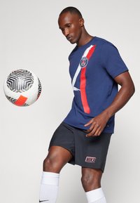Nike Performance PARIS ST GERMAIN NIKE ICONIC AWAY TEE - Majica kratkih rukava s printom - midnight navy