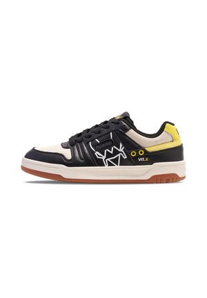 Sort og creme sneakers med gule accenter. Har en tekstureret gummisål og et geometrisk hvidt design. Snørelukning.