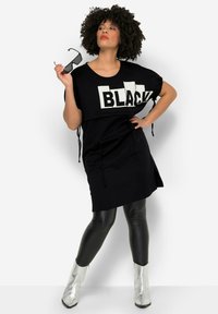 Angel of Style LONG - SCHRIFTZUG RUNDHALS RAFF BÄNDER - Camiseta estampada - black