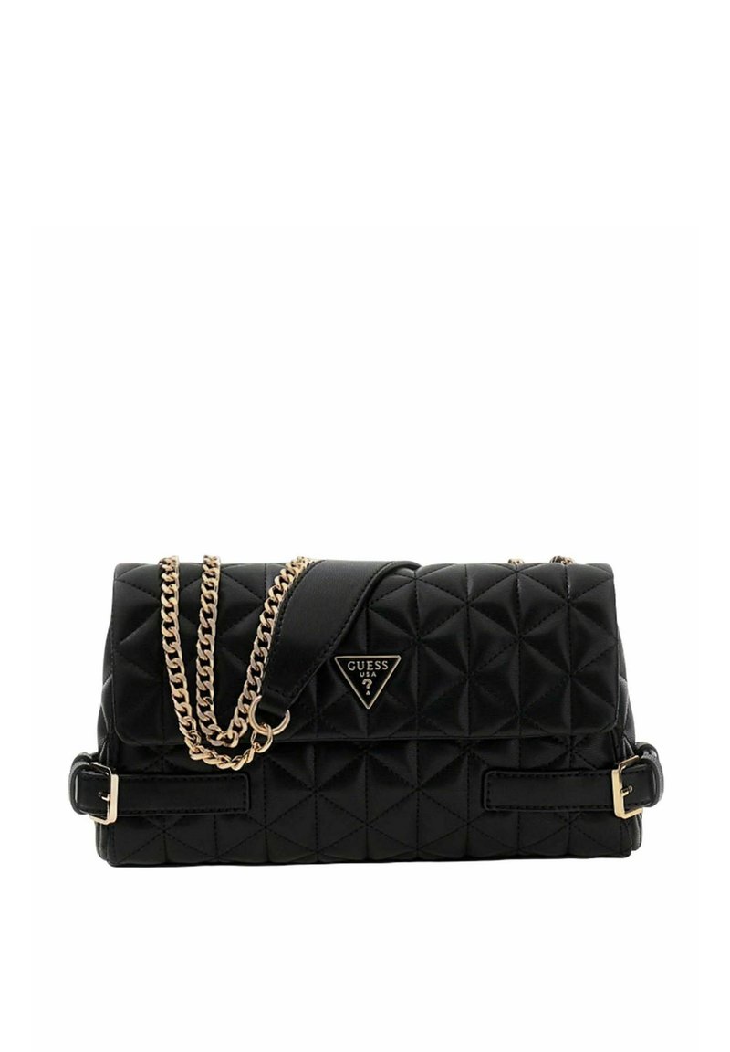 Sac à main matelassé noir avec chaîne et bandoulière dorées, marqué du logo triangulaire Guess. Présente une forme rectangulaire et une surface texturée.