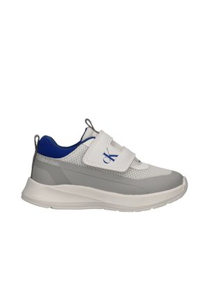 Scarpa da ginnastica Calvin Klein bianca, grigia e blu con tomaia in mesh, suola spessa e ammortizzata e chiusura con cinturino in Velcro con logo "cK".