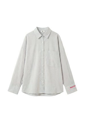 Chemise à manches longues avec boutons, rayures verticales gris clair et blanc, une poche poitrine et texte brodé rouge sur la manche gauche.