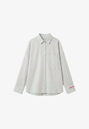 Chemise à manches longues avec boutons, rayures verticales gris clair et blanc, une poche poitrine et texte brodé rouge sur la manche gauche.