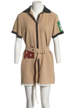 Robe courte beige avec col noir et poignets de manches noirs, une poche plaquée marron avec des motifs de chevaux blancs, une ceinture assortie et un ourlet orné de dentelle.