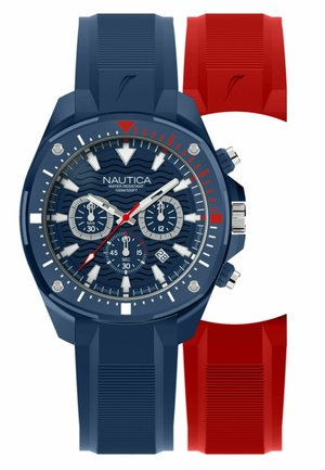 Montre-bracelet Nautica bleue avec chronographe, cadran à motif ondulé, affichage de la date, étanche jusqu'à 100m, et un bracelet rouge supplémentaire.