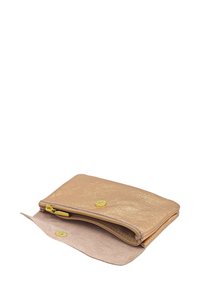 Portefeuille zippé en métal doré avec une texture lisse, doté d'un rabat replié maintenu par un bouton-pression doré.