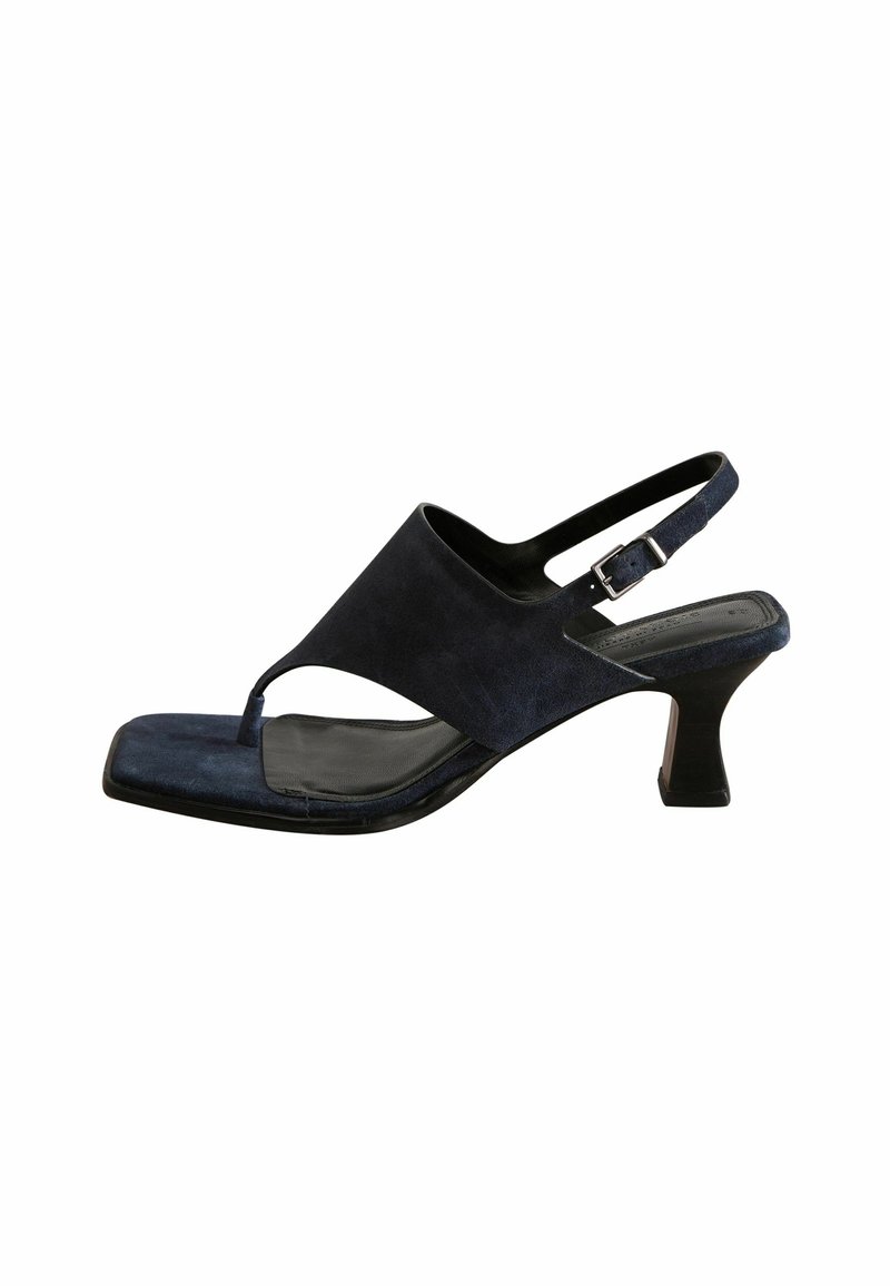 Marineblå ruskinds hæl sandaler med slingback, firkantet tå, tynd frontrem og justerbar ankelspænde for en sikker pasform.