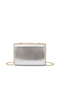 Clutch argentato metallico dalla forma rettangolare, con tracolla in catena dorata e texture liscia, con dettagli minimi sulla superficie.