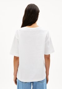 Witte katoenen t-shirt met korte mouwen, een ronde halslijn en een ontspannen pasvorm. Effen, zonder zichtbare patronen of graphics.