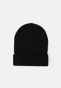 Cuffie di maglia nera con risvoltino, caratterizzate da una superficie liscia e un design elasticizzato, adatte per essere indossate in clima freddo.