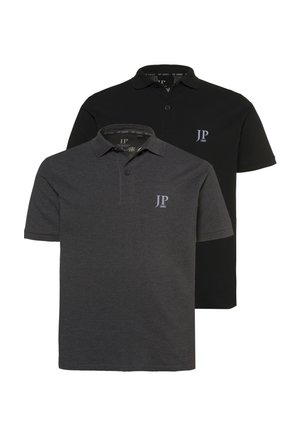Zwei Poloshirts in Schwarz und Dunkelgrau, ausgestattet mit einem klassischen Kragen, kurzen Ärmeln und einem kleinen gestickten Logo auf der Brust.